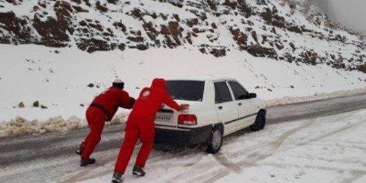 رها سازی بیش از 430 خودرو گرفتار در برف در جاده های کردستان رها سازی بیش از 430 خودرو گرفتار در برف در جاده های کردستان